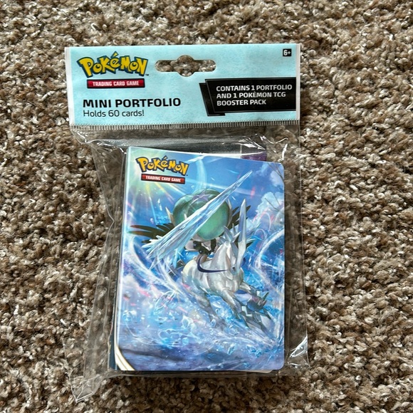 Pokémon TCG: Chilling Reign mini portfolio binder with 1 booster pack of cards - Picture 1 of 2